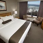 The Oakes Hotel Overlooking The Falls