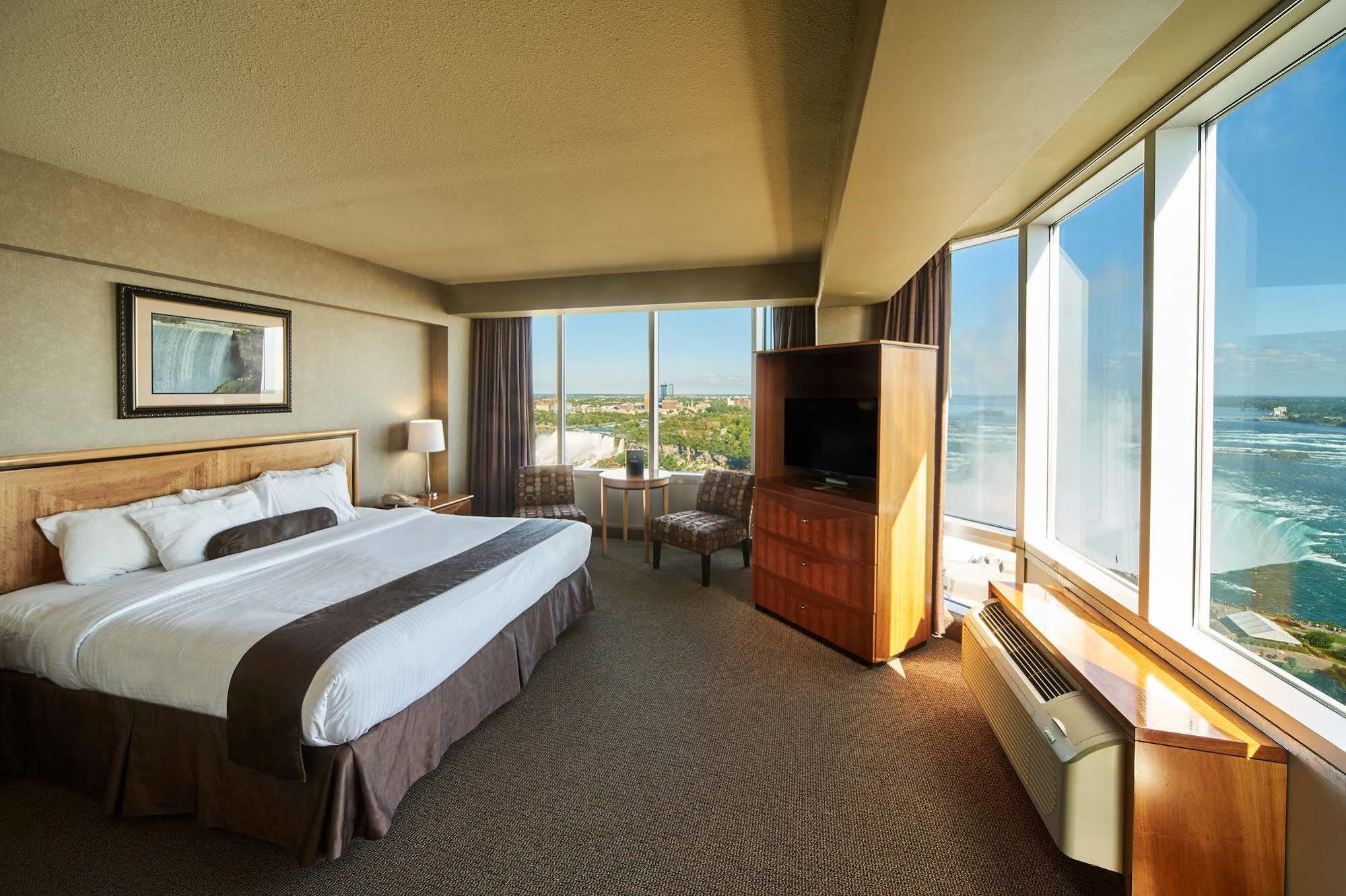 The Oakes Overlooking The Falls 4*