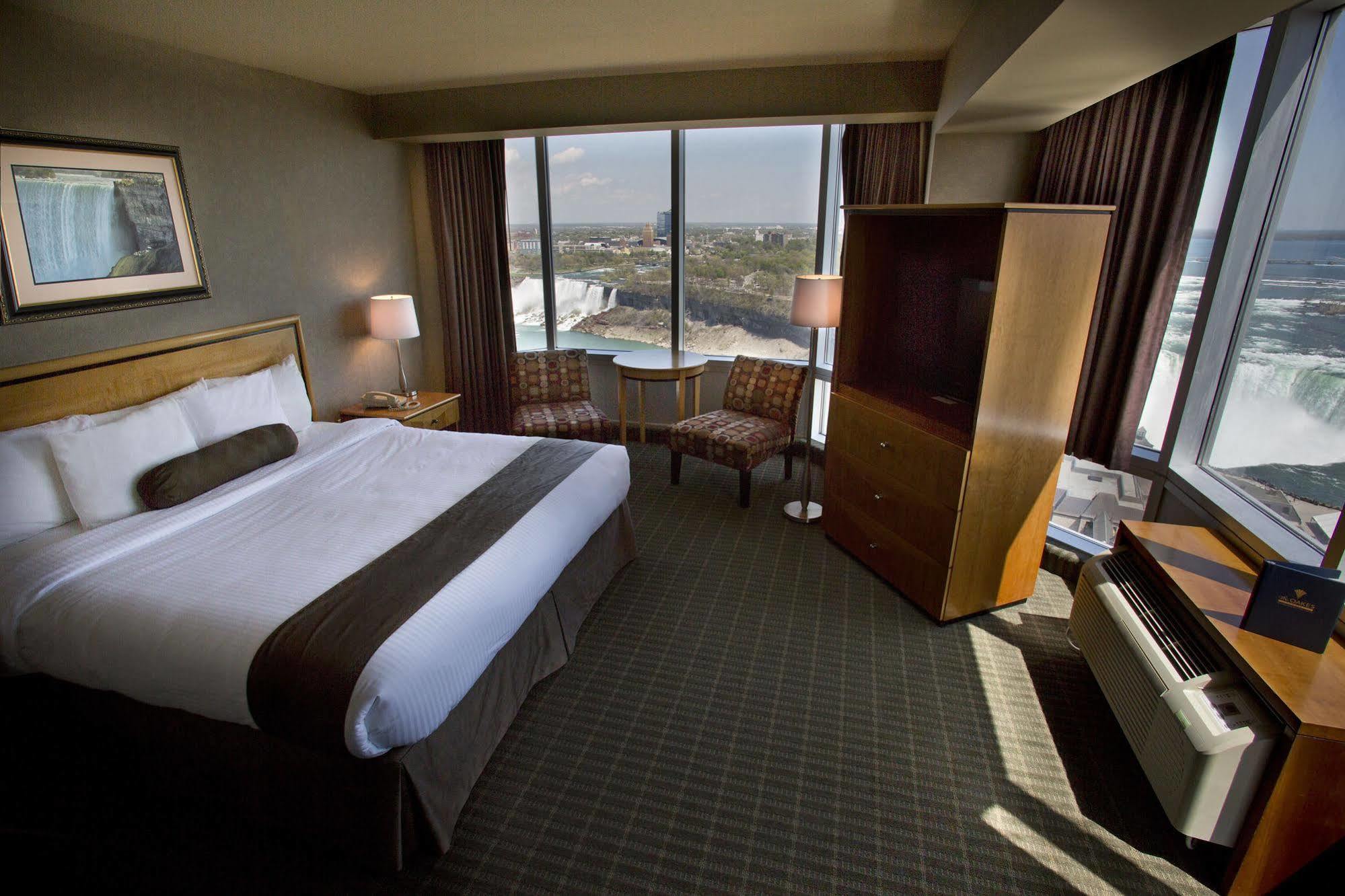 The Oakes Overlooking The Falls 4*