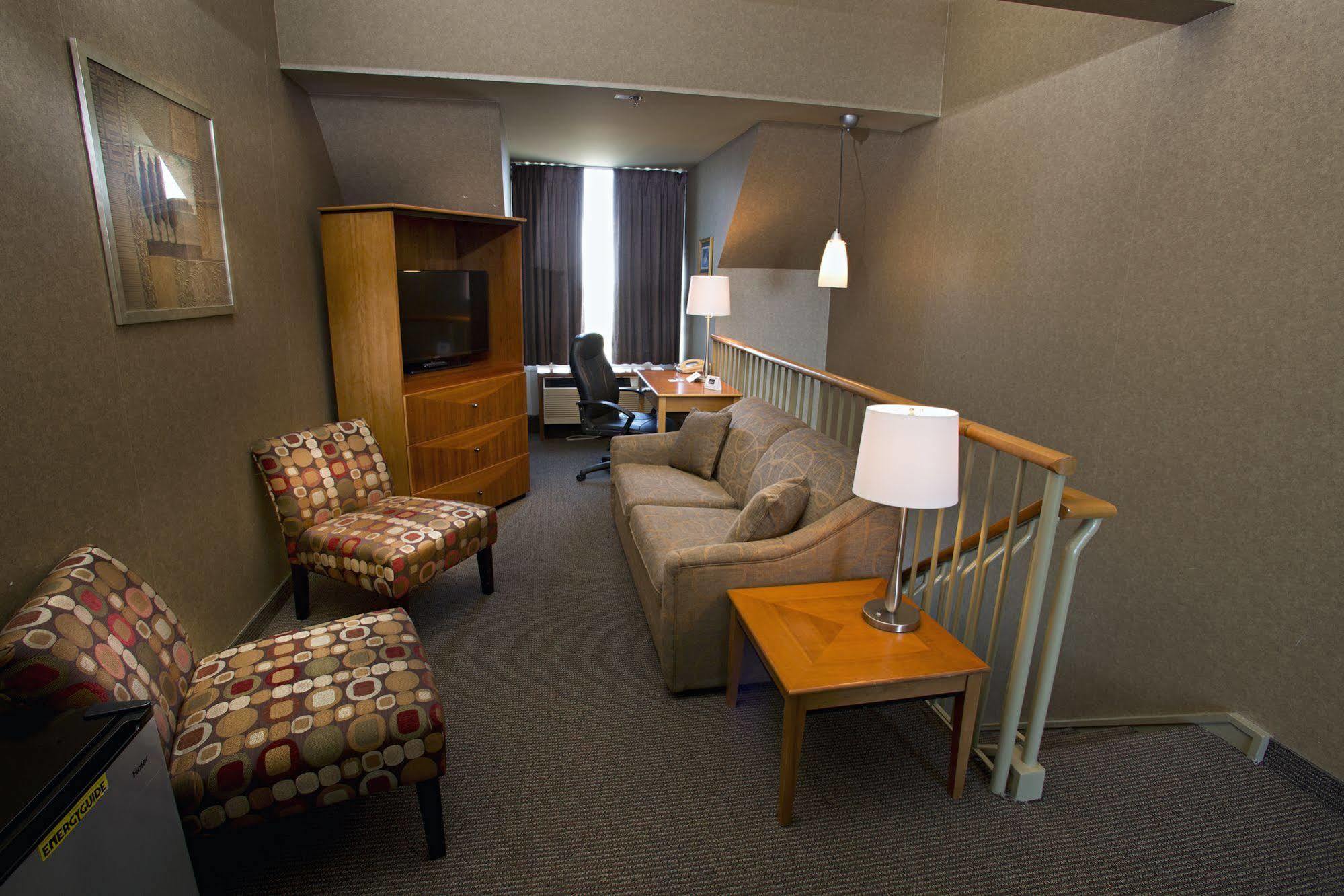 The Oakes Overlooking The Falls 4*