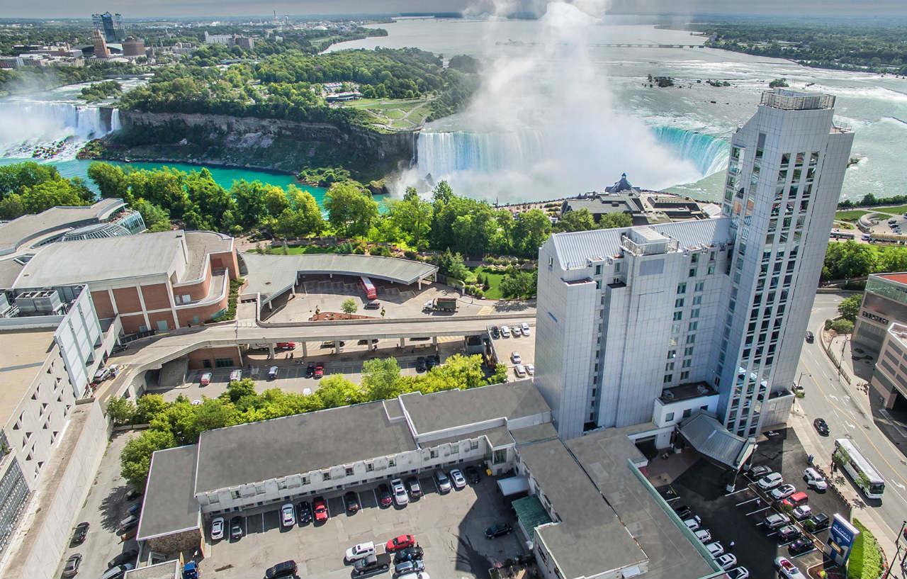 The Oakes Overlooking The Falls 4*